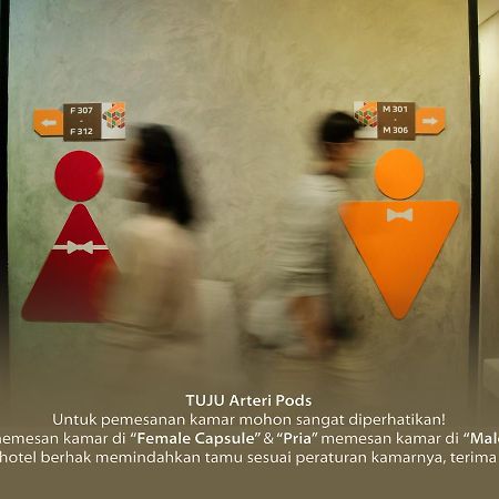 Hostel Tuju Arteri Pods Jakarta Exterior foto
