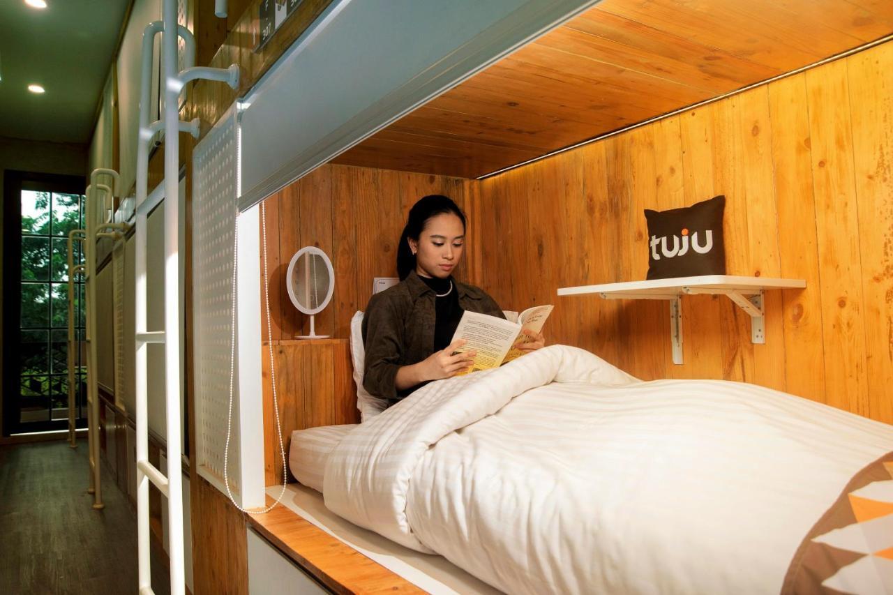 Hostel Tuju Arteri Pods Jakarta Exterior foto