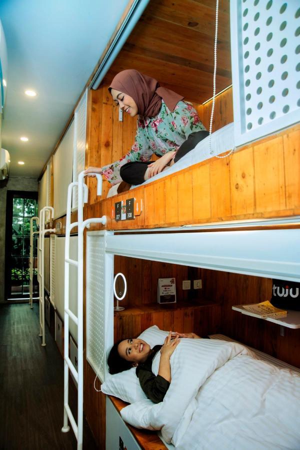 Hostel Tuju Arteri Pods Jakarta Exterior foto